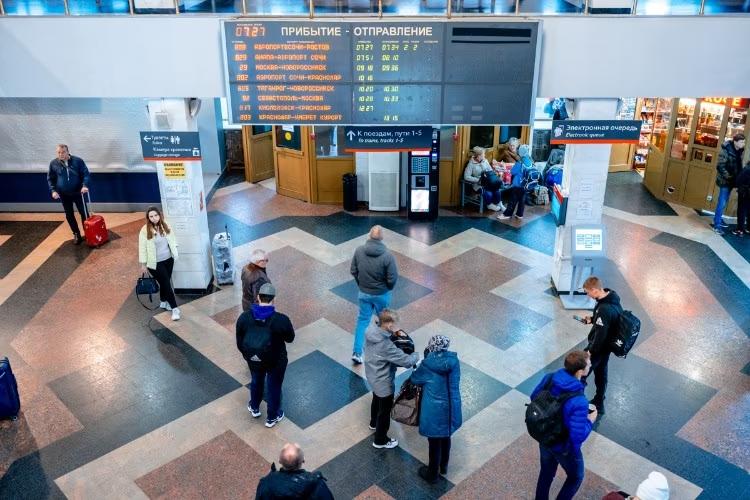 На вокзалах Анапы и Новороссийска торговали опасной едой На железнодорожных вокзалах Анапы и Новороссийска торговали опасной едой. Продукцию без маркировки и без товаросопроводительных документов выявили сотрудники транспортной прокуратуры. Такая реализация может представлять угрозу для здоровья потребителей, а потому надзорный орган возбудил дела об административных правонарушениях по части 1 статьи 6.3 и части 1 статьи 14.43 КоАП РФ, сообщили в пресс-службе ведомства. Кроме того, были внесены прокурорские представления, в результате чего были приняты меры для устранения выявленных нарушений. Отправить новость Подписаться