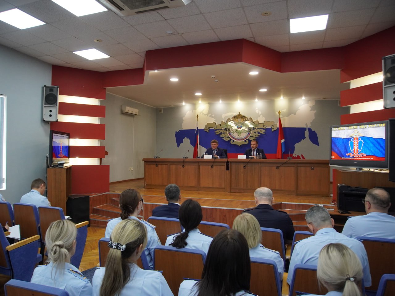 Сергей Лебедев с рабочей поездкой посетил Амурскую область Заместитель Министра подробно ознакомился с работой органов предварительного следствия регионального УМВД, побеседовал с руководством и личным составом, осмотрел условия службы, оценил материально-техническое обеспечение подразделения. Одним из пунктов программы стал выезд в ОМВД России по ЗАТО Циолковский Амурской области, на территории обслуживания которого расположен космодром «Восточный». Сергей Лебедев изучил уголовные дела, находящиеся в производстве сотрудников следственного отделения, дал оценку общей организации работы территориального органа внутренних дел. В областном центре он провел рабочую встречу с руководством регионального УФСБ и прокуратуры Амурской области, в ходе которой были затронуты вопросы взаимодействия, требующие принятия организационных решений. В УМВД России по Амурской области замминистра провел совещание с руководителями Управления, представителями оперативных подразделений полиции, Следственного управления УМВД России по Амурской области. Обсуждались состояние оперативно-служебной деятельности, результативность и качество следственной работы. Сергей Лебедев поставил перед личным составом задачи на ближайший период, среди которых активизация работы по раскрытию и расследованию преступлений, совершенных в сфере с информационно-телекоммуникационных технологий, соблюдение качества и законности при расследовании уголовных дел. Заместитель Министра поблагодарил руководителей амурских следственных подразделений, личный состав за нелегкий труд и пожелал новых успехов в служебной деятельности.