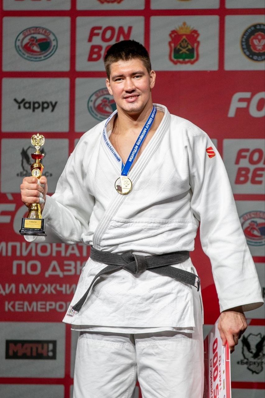 Новороссиец Валерий Ендовицкий победитель международного турнира Большой шлем Он считается самым престижным турниром Мировой серии В эти дни в Токио собралось более 300 сильнейших дзюдоистов из 41 страны Валерий Ендовицкий уверенно одержал три победы иппоном над спортсменами из Японии и Монголии пройдя в финал турнира В решающей схватке он не оставил шансов чемпиону Азии Хьюге Оте и одержал заслуженную победу архив Радио 104FМ Новая Россия Мы в МАХ