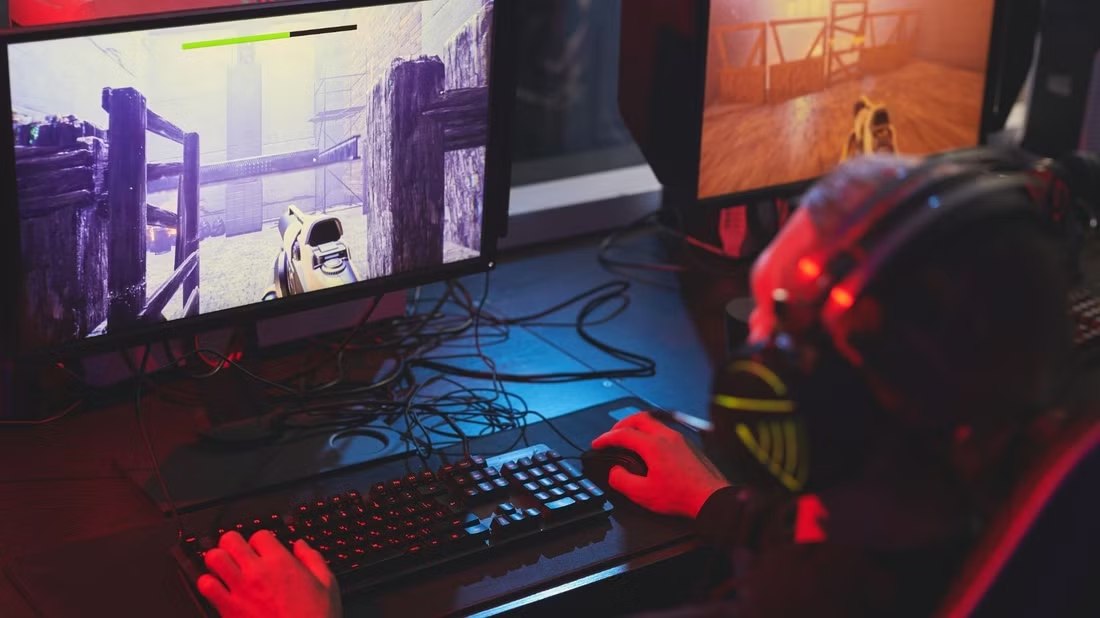 Технология Denuvo победила пиратство в играх Практически ни одна из вышедших за 2 года игр с этой технологией защиты не была взломана Эффективность технологии признают и сами взломщики Обойти защиту из них решается далеко не каждый поскольку возникает высокий риск раскрыть свою личность Поэтому пираты обходят игры с Denuvo стороной Что же касается геймеров то мало кто из них счастлив из за наличия данной технологии защиты Хотя часто разработчики игр сами отключают защиту Denuvo когда проект соберет основную кассу не разу не встречал Denuvo в тех играх в которых люблю залипать была игра с защитой Denuvo но это было неудобно для меня первый раз слышу о вашей Denuvo если бы еще знать что это такое