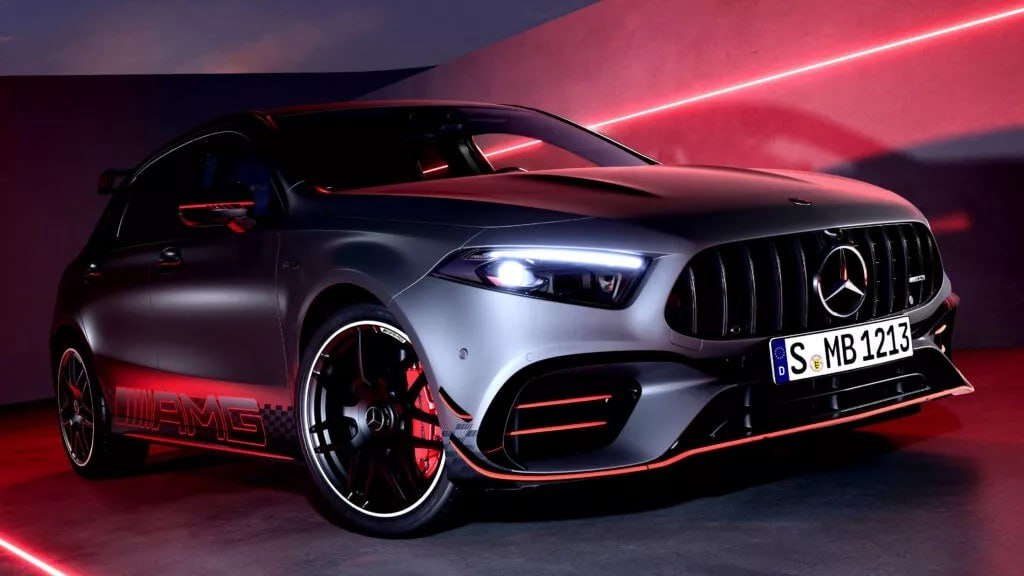 A Class уезжает из Германии Mercedes Benz переносит выпуск своей самой доступной модели в Венгрию ради экономии и борьбы с китайскими брендами Выбор Венгрии объясняется более низкими затратами на рабочую силу и эксплуатацию Это особенно важно для автомобилей начального уровня где маржинальность ниже а давление со стороны конкурентов выше Производство A Class на новом заводе должно стартовать во втором квартале этого года а расчётная мощность предприятия составит от 300 000 до 400 000 автомобилей в год Решение вписывается в масштабную программу Mercedes Benz по сокращению расходов к концу 2027 года компания рассчитывает сэкономить около 5 млрд евро jkinvest news jkinvest