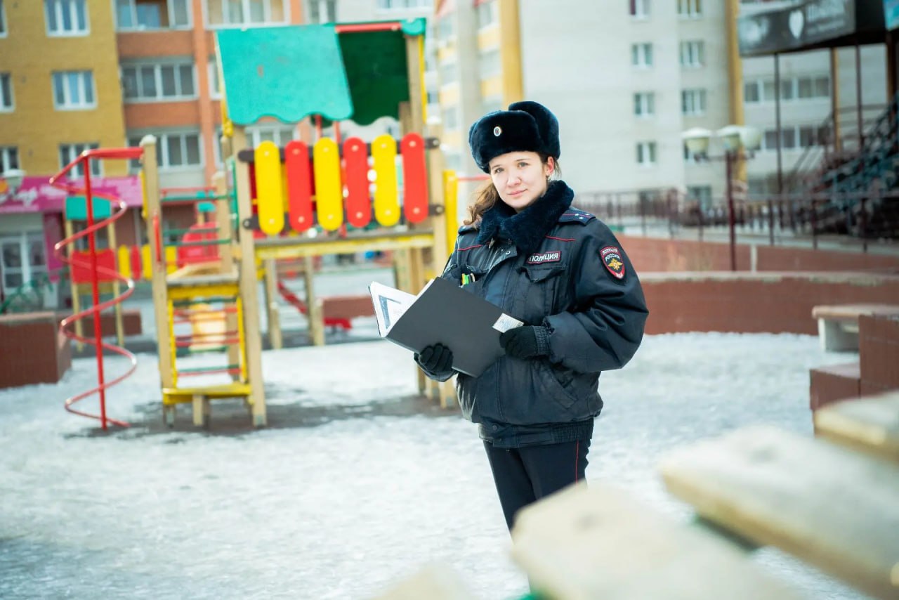 Инспектор по делам несовершеннолетних отдела полиции Северный УМВД России по городу Чите Виктория Трофимова желает жителям региона БезопасныхВыходных и напоминает о необходимости соблюдения мер предосторожности в зимний период   В Забайкалье уже зафиксированы пять фактов детского травматизма связанные с активным досугом на открытом воздухе Санки катание на коньках и лыжах являются любимыми развлечениями детей однако требуют внимательного отношения к технике безопасности  Родители обязаны следить за детьми и проводить профилактические беседы о правилах безопасного поведения Перед началом занятий рекомендуется убедиться в исправности спортивного оборудования внимательно осматривать территорию детских площадок и склонов используемых для катания Категорически запрещается использование неисправных санок коньков и другого снаряжения  Будьте внимательны и ответственны обеспечивайте безопасность своим детям и окружающим людям Подписывайтесь на наши страницы в Telegram MAX VK