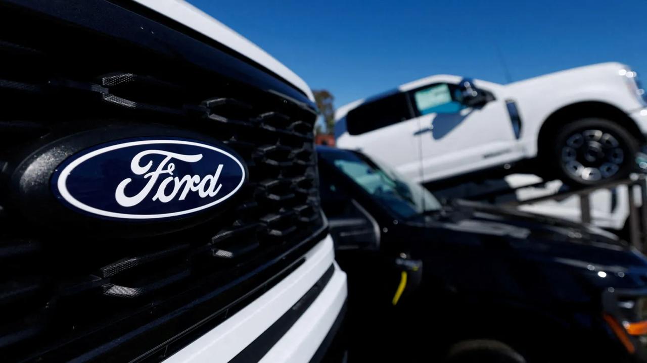 Ford сокращает планы по электромобилям и ожидает убыток 19 5 млрд долларов Компания отказывается от выпуска крупных полностью электрических моделей из за слабого спроса и изменений регулирования в США Вместо этого Ford сосредоточится на гибридах автомобилях с ДВС и более доступных компактных электромобилях Электрический пикап F 150 Lightning переделают в гибрид а проект электрического фургона отменят Решение принято после отмены налоговой льготы до 7 500 долларов для электромобилей и смягчения норм по экономии топлива Аналогичный пересмотр стратегии ранее объявила General Motors