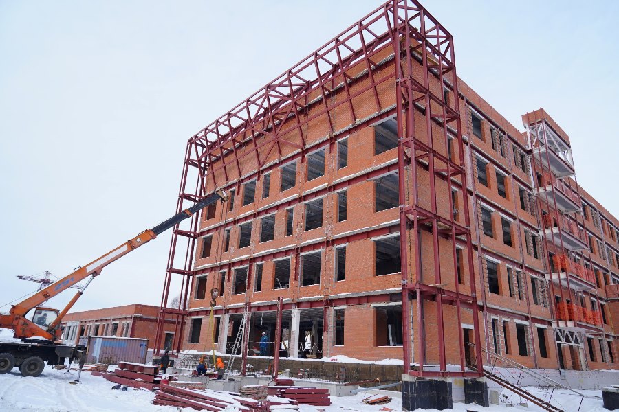 Губернатор кузбасский реабилитационный центр станет всесибирской площадкой для восстановления здоровья ветеранов СВО Губернатор Кузбасса Илья Середюк проверил как идет строительство реабилитационного центра в Кемерове который возводят по региональной госпрограмме Развитие здравоохранения Кузбасса На объекте смонтированы металлоконструкции выполнены работы по кирпичной кладке стен и перегородок начались штукатурные работы Объект будет состоять из четырех блоков от 2 до 6 этажей Он рассчитан на 98 койко мест здесь будут находиться центр протезирования три отделения медицинской реабилитации поликлиника отделение интенсивной терапии бассейн спа зона соляная комната На первой блок секции завершены все работы по конструктиву здания   kuzzbas ru news authority 77467 html