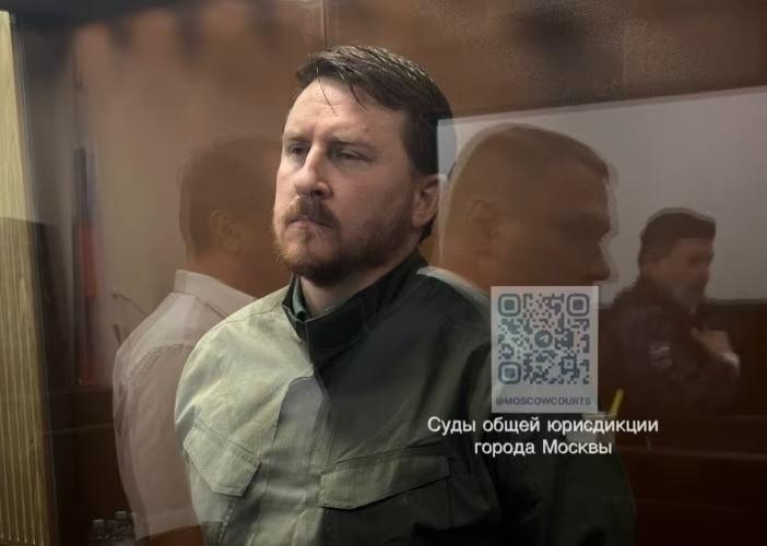 Экс-глава Сочи Алексей Копайгородский и его жена отрицают получение еще двух взяток Об этом заявил адвокат бывшего главы курорта Иван Миронов, назвав обвинения «предельно абстрактным». По словам Миронова, показания двух крупных застройщиков – единственное основание для новых обвинений. Один из них утверждает, что на его деньги в марте 2022 года был куплен дом с участком за 35 млн рублей и оформлен на Янину Копайгородскую. Адвокат подчеркивает, что на тот момент Янина находилась в другом браке и вела успешный бизнес. Второй застройщик, допрошенный по делу, заявил о передаче 24 млн рублей супругам на строительные и ремонтные работы по тому же адресу. Кроме того, оба бизнесмена утверждают, что на протяжении почти двух лет ежемесячно передавали для Копайгородского через его жену суммы в 2,5 млн и 6 млн рублей. Защитник обращает внимание на то, что обвинение не содержит конкретных деталей о действиях или бездействии, за которые якобы передавались деньги и оказывались услуги. Следствие также не указывает, каким образом Копайгородский способствовал развитию бизнеса взяткодателей. Фото: moscowcourts Отправить новость Подписаться