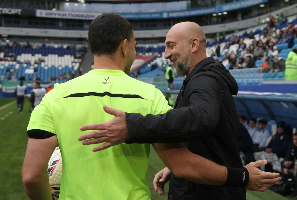 Махачкалинское Динамо победило Крылья Советов в матче РПЛ В субботу 1 ноября в рамках 14 го тура Российской премьер лиги РПЛ футболисты самарских Крыльев Советов на выезде сыграли с махачкалинским Динамо Встреча завершилась со счетом 2 0 в пользу хозяев поля В составе победителей отличились Хуссем Мрезиг и Мехди Мубарик Футболисты Крыльев Советов не могут выиграть в шестом матче подряд Махачкалинское Динамо набрало 14 очков и поднялось на промежуточное 11 е место в турнирной таблице РПЛ Крылья Советов с 13 баллами находятся на 12 й позиции kommersant volga