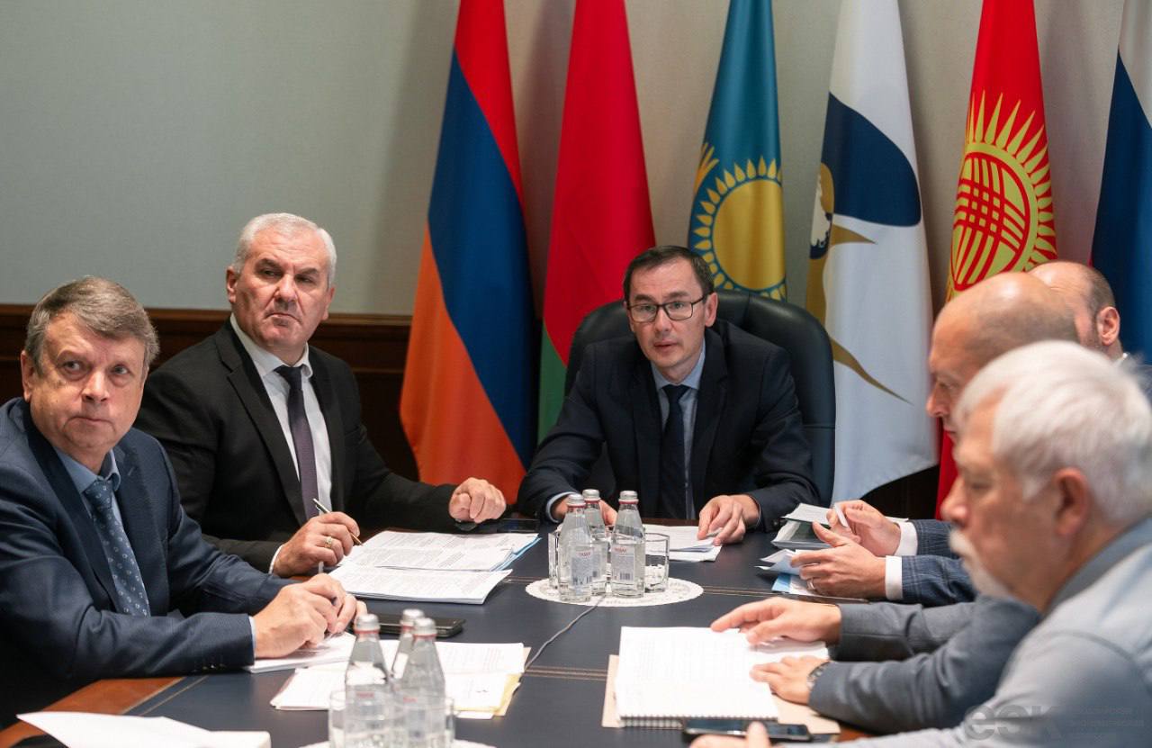 Представители стран ЕАЭС сформировали весь пакет технологических документов для проведения эксперимента по применению электронных транспортных накладных Это было сделано с ходе заседания профильной рабочей группы под председательством директора Департамента транспорта и инфраструктуры ЕЭК Рустана Дженалинова Переход на цифровые технологии снижает издержки в отрасли и повышает эффективность бизнеса который занимается международными грузоперевозками Эксперимент должен продемонстрировать практическую возможность осуществления безбумажных грузовых перевозок для всех пяти стран ЕАЭС В его основе лежит опыт полученный в ходе аналогичного пилотного проекта между Россией и Беларусью Представители стран пятерки договорились считать основным формат международной транспортной накладной e CMR на основе стандарта СЕФАКТ ООН D22A UN CEFACT D22A Именно он применялся в рамках пилотного проекта между Россией и Беларусью в 2021 2023 годах Рабочая группа согласовала четыре базовых сценария взаимодействия между участниками грузовых перевозок Сегодня мы сформировали весь пакет технологических документов необходимых для успешного применения международных транспортных накладных в рамках пилота Решая практические задачи внедрения e CMR мы не только закрываем потребности перевозчиков но и стираем границы цифрового неравенства стран ЕАЭС резюмировал Рустан Дженалинов Транспорт и логистика Подписаться