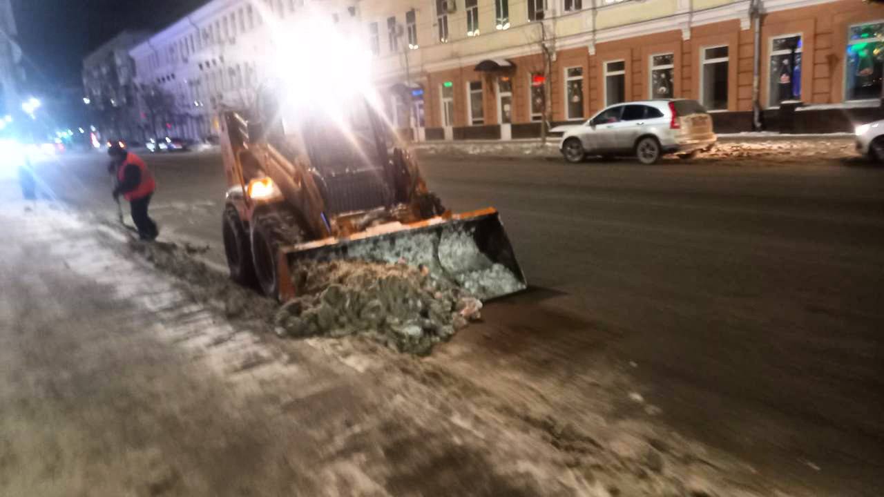 Минувшей ночью городские дорожные службы продолжали выполнять уборку города  Выполнялась механизированная очистка и обработка противогололедными материалами тротуаров, проезжей части дорог по улицам: Усть-Курдюмская, Октябрьская, Пономарева, Чернышевского, Танкистов, Киселева, Тархова, Шехурдина, Дегтярная, Мичурина, Театральная, Горького и др. А также в населенных пунктах Гагаринского района.    Подробнее о мероприятиях, реализованных в районах города, можно узнать по ссылкам:   Волжский;    Гагаринский;    Заводской;    Кировский;    Ленинский;   Октябрьский;    Фрунзенский.  Работы продолжаются.