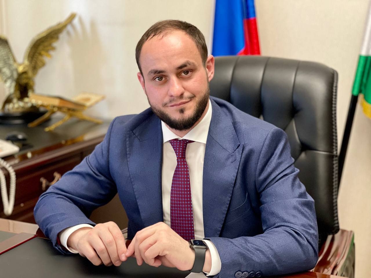 Бывшего главу регионального минздрава отправили в СИЗО — его подозревают в хищении 53,3 млн рублей   Суд избрал меру пресечения главному врачу ГБУ «Республиканский онкологический диспансер» Республики Ингушетия, экс-министру здравоохранения региона Магомедбаширу Балаеву, которого подозревают в мошенничестве с федеральными средствами.  Следствие полагает, что Балаев, занимая должность главы Минздрава, похитил с иными лицами 53,3 млн рублей федеральных субсидий, которые предназначались на закупку медицинского оборудования.   Первоначально районный суд Ингушетии отказался заключать Балаева под стражу, но Верховный суд отменил это решение. Экс-министр останется в СИЗО до 4 сентября. В рамках уголовного дела задержали еще двух подозреваемых, должность которых не уточняется.