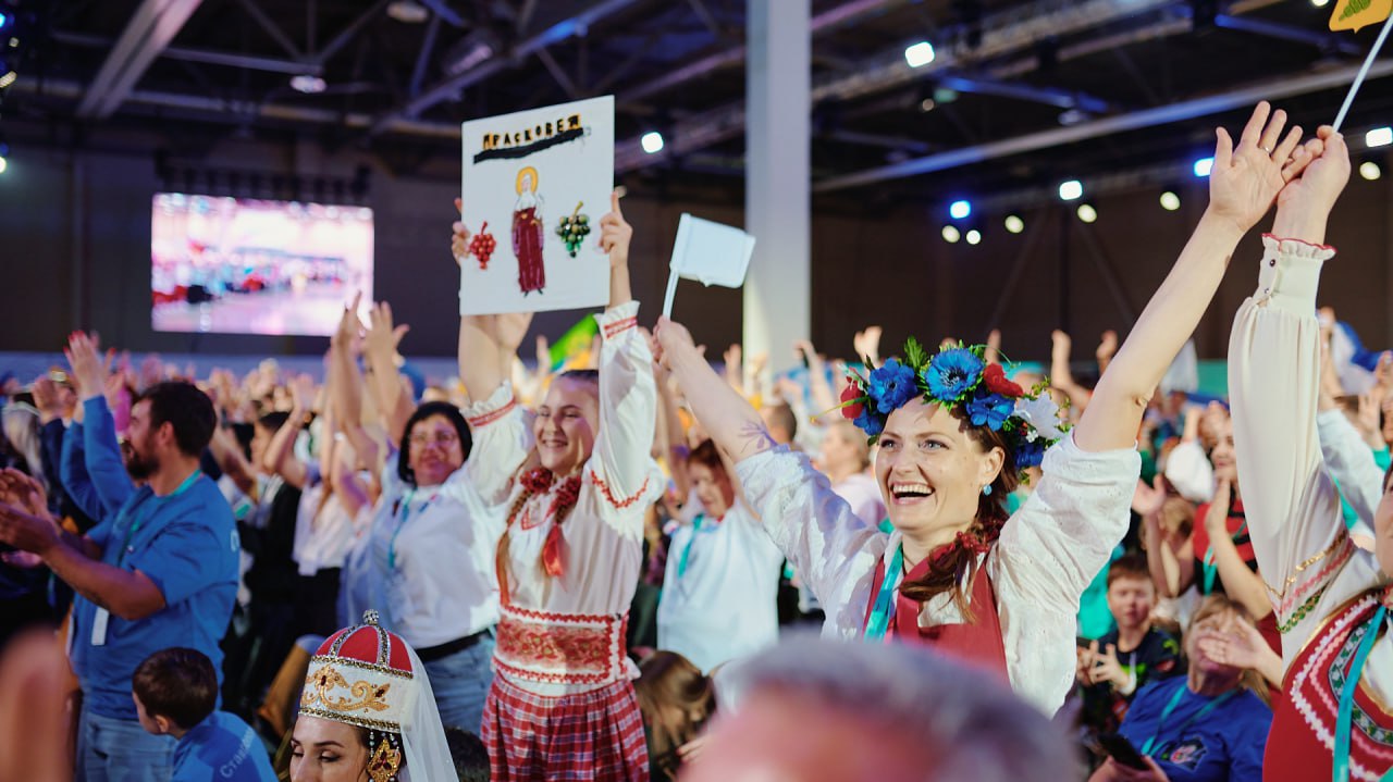 В Ростове на Дону стартовал полуфинал конкурса Это у нас семейное для семей из СКФО Стартовали первые окружные полуфиналы второго сезона конкурса Это у нас семейное самого народного проекта Президентской платформы Россия страна возможностей в том числе для 108 семейных команд из Северо Кавказского федерального округа Первые очные мероприятия второго сезона конкурса пройдут с 13 по 16 ноября и объединят семьи из ЮФО СКФО а также из Донбасса и Новороссии Личное знакомство с конкурсантами это долгожданное событие для нашей команды Подробнее здесь