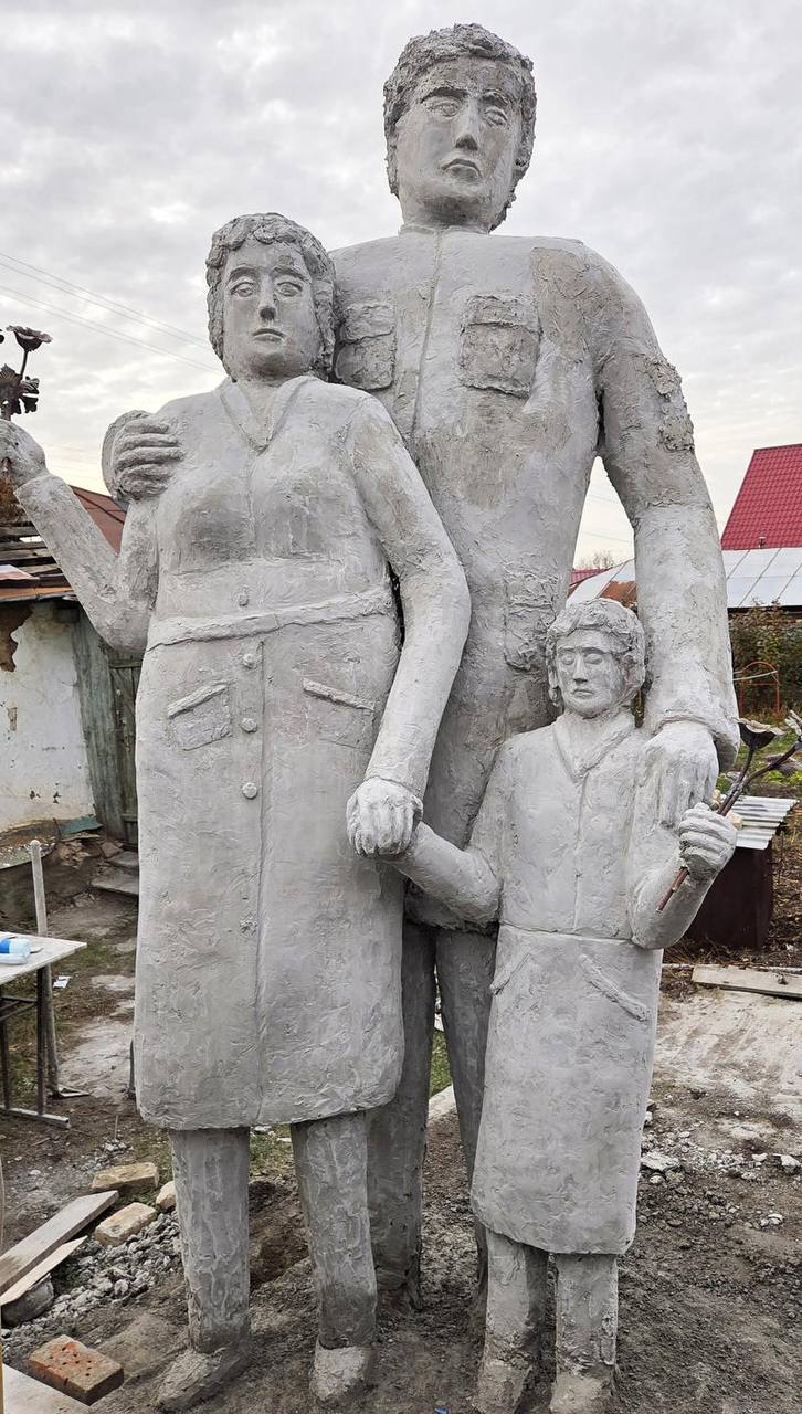 Жители Троицка отвергли установку памятника Семья солдата СВО В Троицке Челябинская область жители проголосовали против установки предложенного арт объекта Семья солдата СВО Инициатива скульптора Александра Тимофеева предлагавшего монумент безвозмездно не нашла поддержки почти 70 участников опроса высказались против Не хочу никого обидеть но для меня это грубовато сделано как топором отметила одна из местных жительниц Также местные сравнили памятник с нашумевшей воронежской Аленушкой Власти города заявили что учтут мнение горожан Сами не беремся оценивать такое самобытное искусство но как бы оценили вы выглядит необычно но смысл отражает скульптору немного бы постараться и будет приемлемо ЕАН в MAX ЕАН в VK