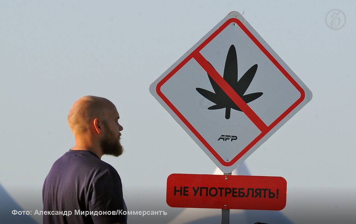 Число страдающих наркоманией подростков в Петербурге снизилось на 23,6% За прошлый год в Санкт-Петербурге число подростков, страдающих наркоманией, снизилось на 23,6 % по сравнению с 2023 годом. При этом общее количество наркозависимых в городе увеличилось на 2,1%. Такие цифры в ходе пресс-конференции в понедельник, 9 июня, назвала заместитель главврача СПб ГБУЗ «Городская наркологическая больница» Елена Куркова. По словам специалиста, на протяжении последних 5-7 лет общая заболеваемость достигла относительно в городе стабильных показателей. Ежегодно на диспансерном наблюдении врача психиатра-нарколога в Петербурге регистрируются около 10 тыс. больных, хотя с учетом латентных наркоманов, их количество в городе может достигать 30 тыс. человек. Сокращение числа несовершеннолетних, больных наркоманией, специалисты связывают с тем, что подростки стали больше заботиться о здоровье — в частности, выросла популярность направления ЗОЖ.