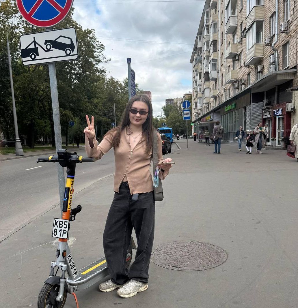 Вартовчанка прославилась на всю страну сбив мать актрисы Екатерины Шпицы в Москве Вартовчанка слегка задела мать актрисы 69 летняя женщина успела отскочить и получила только ушиб плеча Пострадавшая спешила у врачу и не стала вызывать ГАИ но сфотографировала девушку её телефон та позировала Такое поведение крайне разозлило актрису Пусть страна знает своих героев Еще и позировала маме юмористка Да провалились бы пропадом эти электросамокаты подчеркнула актриса Полиция возбудила на 20 летнюю вартовчанку административное дело а Шпица в своём эмоциональном посте предложила ввести права на самокаты как на мопеды Как считаете нужно TG Екатерина Шпица Есть что рассказать или показать Создавай картину дня предложи свою новость MuksunFM bot muksun fm 8 8 8