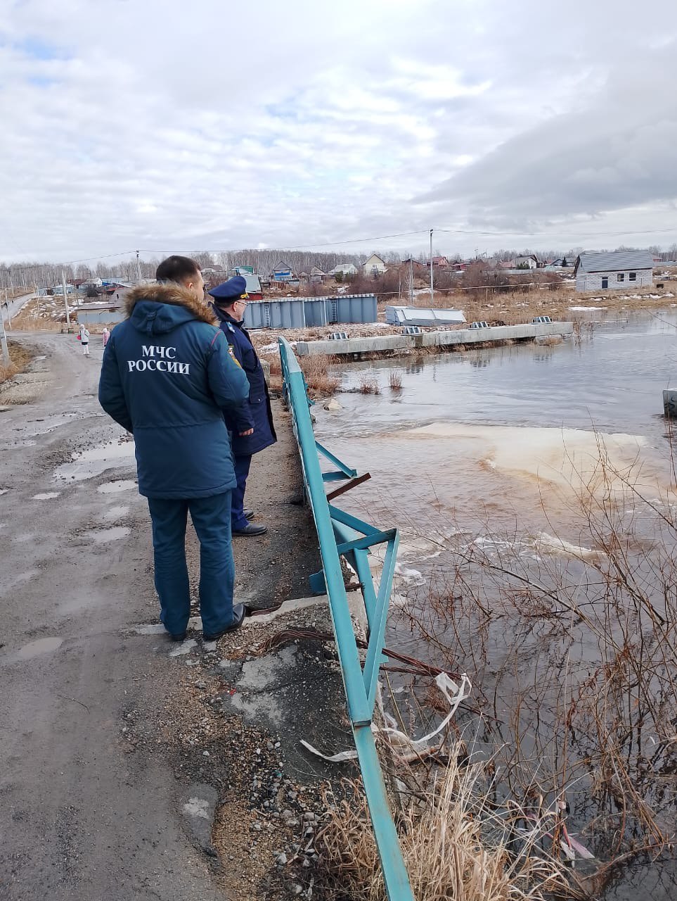 Прокуратура Сосновского района осуществляет надзорное сопровождение за исполнением законодательства при прохождении весеннего паводка   Прокурор района Евгений Мичурин выехал на место затопления с целью проверки соблюдения требований законодательства при эксплуатации и обслуживании гидротехнических сооружений.   Между д. Ужевкой и п. Рощино на период паводка закрыто движение по водопропускным трубам через р. Зюзелга, что не нарушает транспортное сообщение населения, которое осуществляется по другим имеющимся дорогам. После прохождения паводка движение будет восстановлено.   На период паводка у края дорог установлены сигнальные вышки и предупреждающие знаки для обеспечения безопасного проезда автотранспорта.   Паводковая ситуация на территории Сосновского муниципального района  находится на постоянном контроле прокуратуры.