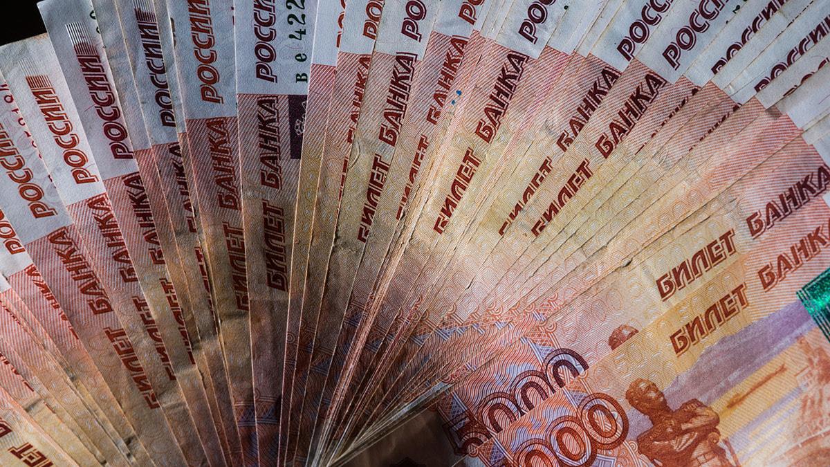 Петербург в 2025 году недосчитался налогов от прибыли бизнеса Власти Санкт Петербурга подвели итоги исполнения бюджета города за 2025 г В казну за прошедшей год от налогов поступило 1 247 трлн руб что на 6 4 больше по сравнению с 2024 г 1 171 трлн руб Однако доходы города от налогов на прибыль организаций сократились на 3 3 составив 359 9 млрд руб в 2024 г 372 2 млрд руб Об этом сообщила председатель комитета по финансам Петербурга Светлана Енилина в ходе доклада об исполнении городского бюджета за 2025 г на заседании правительства города 29 января  Она отметила что в 2025 г режим управляемого охлаждения российской экономики отразился на доходах регионального бюджета В первую очередь это коснулось динамики налога на прибыль организации а также платежей малого и среднего бизнеса По данным Федеральной налоговой службы об исполнении бюджета в бюджетной системе Российской Федерации которые привела Енилина снижение поступления по налогу на прибыль в 2025 г наблюдалось по стране в целом В нашем городе ситуация гораздо лучше чем в среднем по субъектам Российской Федерации Так по России в целом наблюдалось снижение на 8 6 по Северо Западному федеральному округу почти на 10 а в бюджет Санкт Петербурга в 2025 году по данному налогу поступило на 3 3 меньше чем годом ранее В денежном выражении сокращение составило 12 млрд руб сказала она  В целом доходы бюджета Петербурга в 2025 г выросли на 4 7 по сравнению с 2024 г и составили 1 41 трлн руб Расходы бюджета достигли 1 476 трлн руб что на 5 4 больше по сравнению с годом ранее Дефицит бюджета по итогам 2025 г составил 66 млрд руб он вырос по сравнению с показателями 2024 г на четверть   Подробнее читайте в материале на нашем сайте Евгений Разумный Ведомости Telegram Max