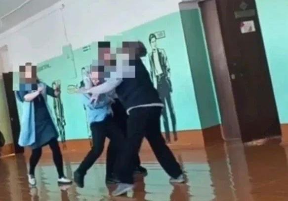 Пятиклассник хотел уйти из школы без разрешения когда его пытались остановить началась драка Утром 4 февраля 2026 года в школе 30 города Черемхово произошёл конфликт между 12 летним учеником и техническим работником Всё началось с того что ученик решил уйти из школы без разрешения педагогов Казалось бы обычное желание подростка уйти с уроков пораньше Но сотрудница младшего обслуживающего персонала попыталась остановить мальчика и вернуть его в здание Почему она решила вмешаться остается только догадываться Однако подростку это не понравилось и он отреагировал агрессивно выражался нецензурной бранью а затем в ход пошла физическая сила сообщили в пресс службе ГУ МВД России по Иркутской области Пятиклассник бил женщину кулаками и ногами Техработница не желая мириться с таким поведением в ответ замахивалась на подростка На помощь подоспели учителя чтобы разнять дерущихся