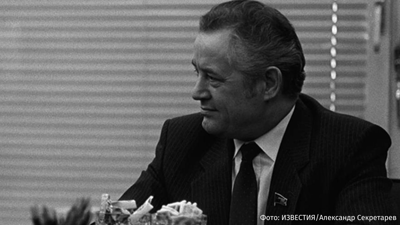 Бывший главный редактор Известий Иван Лаптев умер в больнице в возрасте 91 года Об этом Известиям сообщила его супруга Татьяна Карева Сегодня утром скончался в больнице уточнила она Иван Лаптев родился 15 октября 1934 года в деревне Сладкое Омской области Его отец погиб во время Великой Отечественной войны а мать в одиночку растила пятерых детей Завершив обучение в школе Лаптев поступил в Сибирский автодорожный институт им В В Куйбышева где впоследствии стал преподавателем С 1964 года начал журналистскую карьеру работал в газете Советская Россия и журнале Коммунист Также он был заместителем главреда газеты Правда Лаптев занимал пост главного редактора Известий с 1984 по 1990 год В 1990 1991 годах он работал председателем Совета Союза Верховного Совета СССР Лаптев был доктором философских наук Также он был удостоен множества государственных наград включая ордена Октябрьской Революции и Трудового Красного Знамени IZ RU в Telegram в MAX