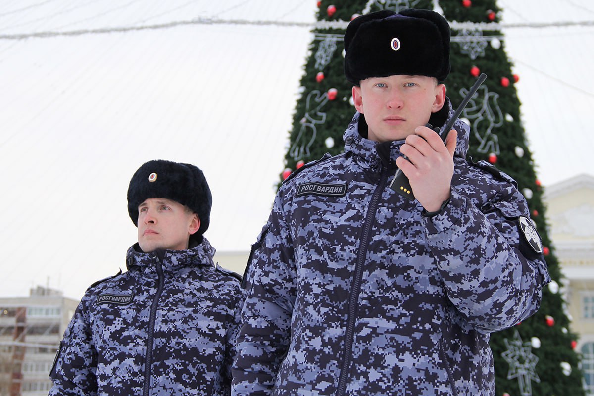 Тюменские росгвардейцы обеспечили безопасность жителей в новогоднюю ночь  Тысячи тюменцев и гостей области приняли участие в ночных гуляниях на главных новогодних площадках городов и населенных пунктов, к которым были приближены маршруты патрулирования свыше 80 экипажей вневедомственной охраны Управления Росгвардии по Тюменской области.  Сотрудниками обеспечена надежная охрана более 10 тысяч объектов различных форм собственности.   В новогоднюю ночь на пульты централизованной охраны подразделений вневедомственной охраны поступило более 10 сигналов срабатывания тревожной сигнализации с охраняемых объектов.  Благодаря слаженной работе личного состава правоохранительных органов нарушений общественного порядка и краж с охраняемых объектов не допущено. Все служебно-боевые задачи, стоящие перед росгвадейцами, выполнены в полном объеме.    Управление Росгвардии по Тюменской области