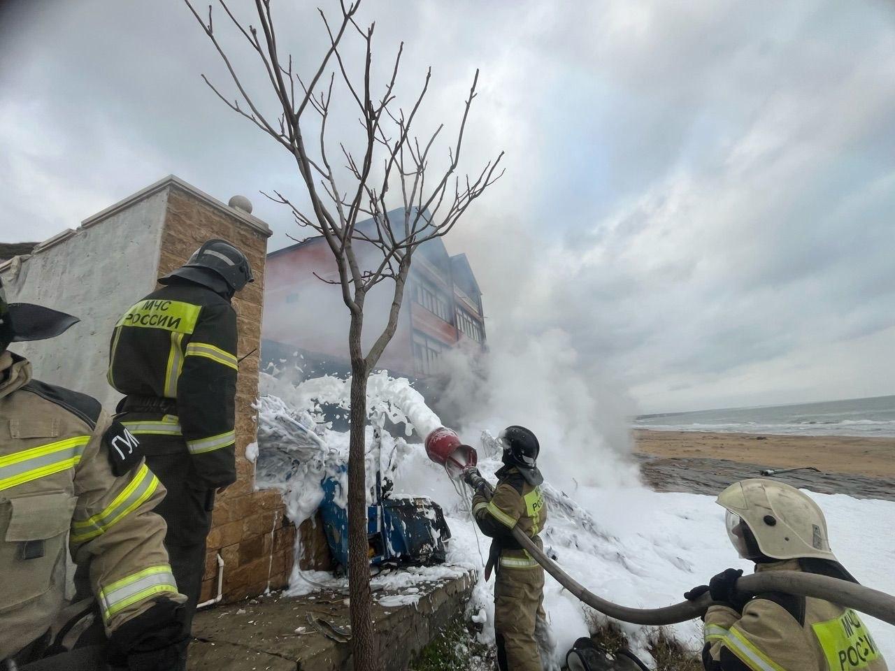 Дагестанские СМИ опубликовали первое фото с места крушения вертолёта Сообщается что частное судно выполняло полёт из Кизляра в Избербаш vesti az