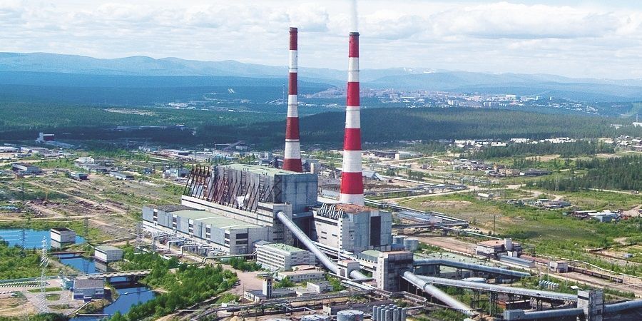 Опять двойка отсрочка РусГидро может получить нештрафуемую отсрочку на запуск двух новых угольных энергоблоков Нерюнгринской ГРЭС Как сообщает Ъ со ссылкой на материалы правкомиссии ввод в эксплуатацию двух блоков по 225 МВт будет перенесен с января 2026 г на конец декабря 2027 г а начало поставки мощности на апрель 2028 г Перенос сроков может быть связан с высокой загрузкой Силовых машин Ранее Силмаш официально признавал отставание в реализации нескольких проектов По данным Ъ РусГидро просит правительство рассмотреть возможность смещения сроков ввода второй очереди Якутской ГРЭС 2 а также Артемовской ТЭЦ 2 в обоих случаях отсрочка может составить полгода Отсрочки проектов по строительству новых и модернизации действующих ТЭС становятся нормой для российской электроэнергетики Одна из главных причин уход зарубежных поставщиков после которого спрос на газовые турбины и паросиловые установки в РФ стал заметно опережать предложение Высокое напряжение