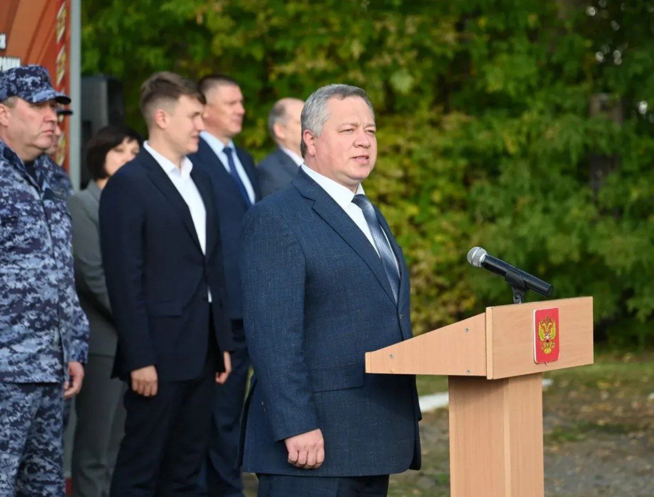 В Барнауле под эгидой Росгвардии впервые прошел турнир Гонка дронов Первый Краевой турнир по виду спорта гонка дронов беспилотных воздушных судов среди сотрудников региональных силовых ведомств прошел в краевой столице и был символично посвящен всероссийскому Дню оружейника В числе почетных гостей на мероприятии присутствовали заместитель Председателя Правительства Алтайского края Юрий Абдуллаев заместитель председателя АКЗС Денис Голобородько заместитель министра образования и науки Алтайского края Ирина Фукс врио министра спорта Алтайского края Сергей Шиллер руководитель алтайского фонда Защитники Отечества Лариса Панфилова а так же руководители силовых ведомств и общественных организаций командиры воинских частей Побороться за награды соревнований в Барнаул из Бийска Рубцовска Алейска и Республики Алтай приехали 14 команд Более 40 спортсменов в погонах демонстрировали свои профессиональные навыки дистанционного управления малоразмерными беспилотными воздушными судами В ходе проведения турнира на территории стрельбища была организована работа презентационных и выставочных площадок учреждений профессионального образования игрового центра КиберАрена и интерактивного тира управления Росгвардии Для гостей и участников турнира военные повара приготовили ароматный горячий чай и сладкую выпечку Вручая награды Юрий Абдуллаев поблагодарил присутствующих подчеркнув важность проведение подобных мероприятий для патриотического воспитания молодежи от которой зависит будущее страны Подробнее