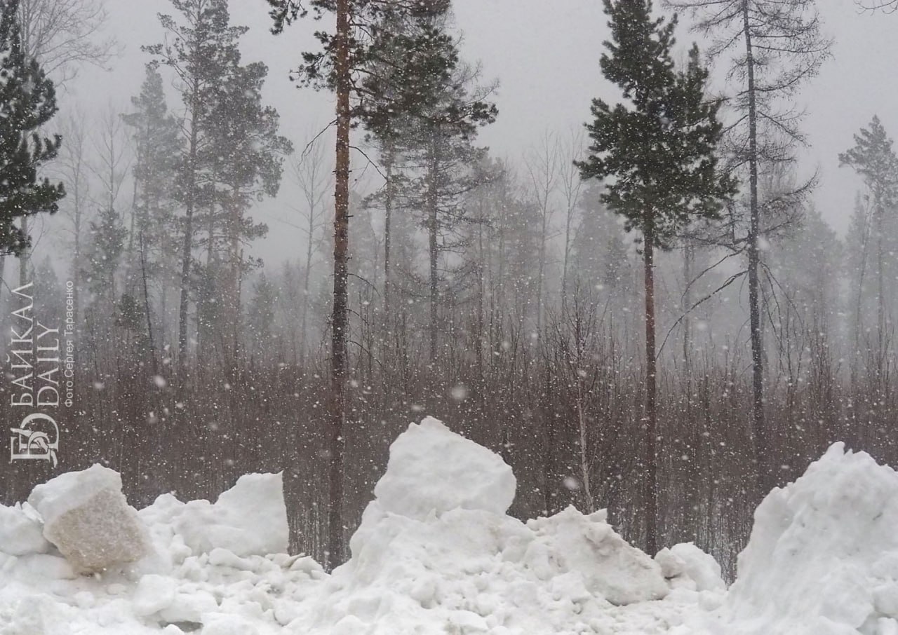 Из за снегопада в Бурятии встали два перевала Омулёвый в Тарбагатайском районе стоит в обе стороны Тугнуйский по направлению к Мухоршибири На Мандрике и Пыхте движение нормальное
