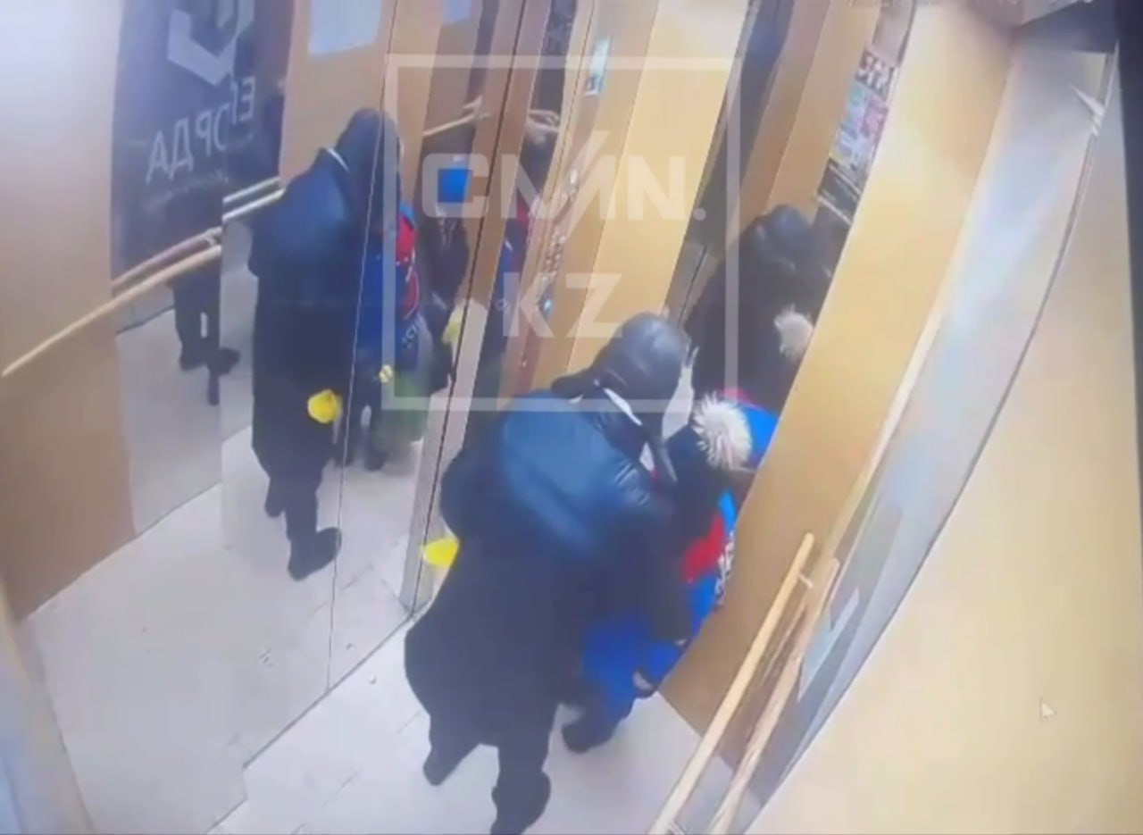 Напал на ребенка в лифте: суд Астаны направил подростка на принудительное лечение Специализированный межрайонный суд по делам несовершеннолетних Астаны направил 14-летнего подростка, напавшего с ножом на пятилетнего ребенка в лифте одного из столичных ЖК, на принудительное лечение. «Судом установлено, что К. являясь инвалидом II группы и состоя на учёте в психоневрологическом диспансере, 11 февраля 2025 года, находясь в лифте жилого комплекса, нанёс ножевое ранение в область лица несовершеннолетнему Е., причинив ему телесные повреждения», - отметили в суде. Согласно заключению судебной психолого-психиатрической экспертизы, подросток вследствие хронического психического заболевания, в момент нападения «не мог осознавать фактический характер и общественную опасность своих действий» и был признан «опасным для себя и общества». /CentralMediaNews