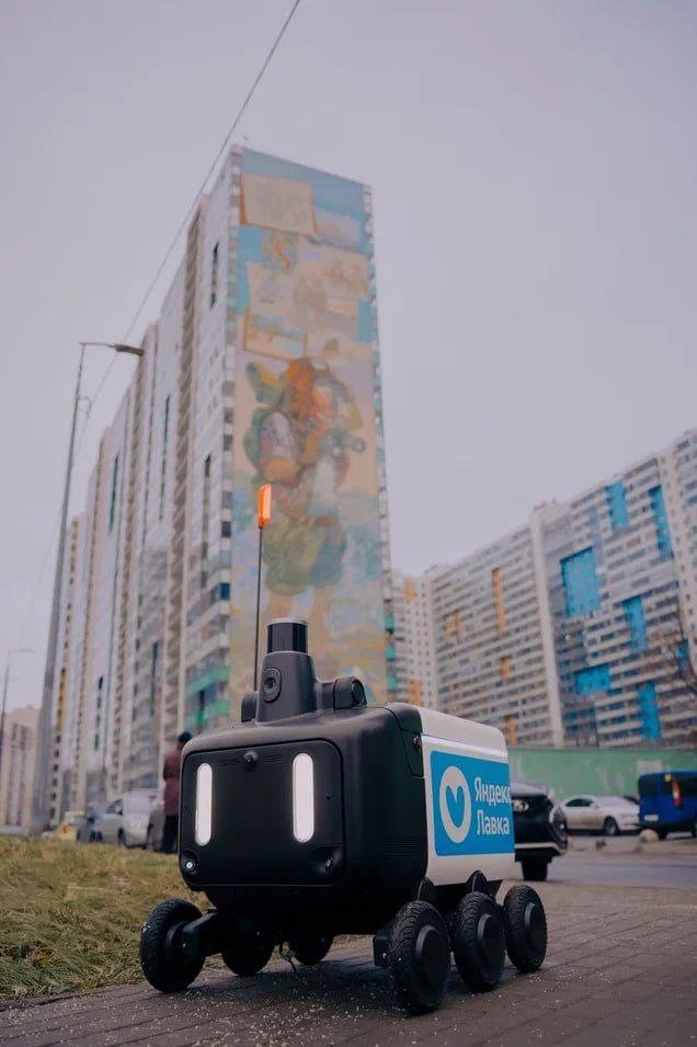Роботов доставщиков обижают курьеры и недовольные горожане Сейчас роверы работают в пяти локациях Приморского района в скором времени подключат и шестую Всего трудятся 14 автономных роботов За неполный месяц они совершили 661 доставку Это примерно 11 от всех заказов в этом районе Сейчас в компании которая запустила роботов собирают аналитику За это время было несколько микропроисшествий Несколько раз робота задевали коллеги велокурьеры И были случаи когда пешеходы пытались бить или переворачивать тележки Подробнее об эксперименте с доставкой читайте в нашем материале Читай нас в MAX Подпишись на Комсомольскую правду СПб