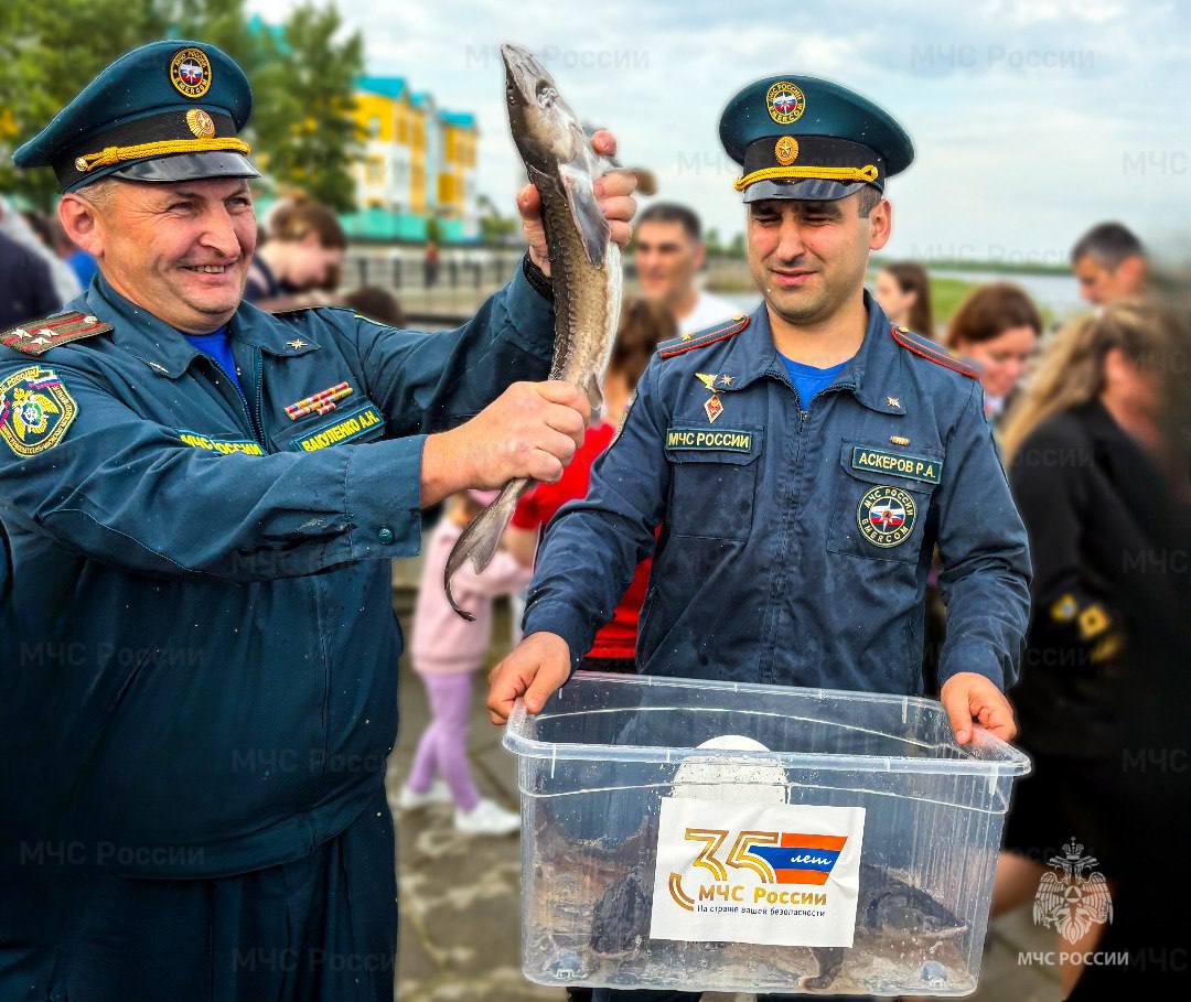 ‍  Возрождение Иртыша: Молодежь и МЧС Югры объединились ради сибирского осетра  В ходе молодежного форума «Арктика. Лед тронулся» в Ханты-Мансийске прошла экологическая акция по восполнению водных биоресурсов – в реку Иртыш выпущена молодь сибирского осетра. Это событие стало частью всероссийской акции "35 добрых дел", приуроченной к 35-летию МЧС России, подчеркивая многогранность миссии ведомства, выходящей далеко за рамки спасения жизней.  «Для нас, сотрудников МЧС России, защита жизни и здоровья людей является первостепенной задачей. Но мы также прекрасно понимаем, что благополучие человека неразрывно связано с состоянием окружающей среды. Сибирский осетр – это не просто рыба, это символ нашего края, его природное богатство, которое мы обязаны сохранить для будущих поколений. Участие в акции "35 добрых дел" по выпуску молоди осетра – это наш вклад в сохранение экосистемы Иртыша и демонстрация того, что забота о природе является неотъемлемой частью нашей службы. Мы гордимся тем, что можем внести свой вклад в возрождение этой уникальной популяции и благодарим всех, кто разделяет нашу заботу о будущем», - отметил начальник Главного управления МЧС России по ХМАО-Югре, генерал-майор внутренней службы Петр Кугуй.  Сибирский осетр занесен в Красную книгу и находится под особой охраной государства.   МЧС ХМАО-Югры     #МЧСХМАО #МЧСЮгры #МЧС_ХМАО_Югры