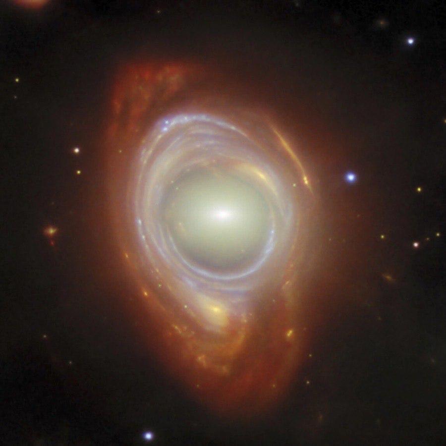 10 лучших космических кадров 2025 года В подборке от Reuters туманности галактики протопланетные диски и планеты все это снимали телескопы NASA и ESA а также James Webb Там и объект Хербига Аро 49 50 следы выбросов молодой звезды и Вуаль остаток сверхновой в Лебеде и столб холодного газа в туманности Орла почти на 9 5 светового года Из самого впечатляющего южный полюс Юпитера с высоты 51 5 тыс км светящаяся пыль Стрелец B2 Красный паук кольцо Эйнштейна от гравитационного линзирования и Кассиопея A самый молодой остаток сверхновой в нашей Галактике Еще там Омар одна из ближайших колыбелей массивных звезд и Большое Магелланово Облако сосед Млечного Пути   Подпишитесь на Абзац TG VK Дзен MAX Rutube