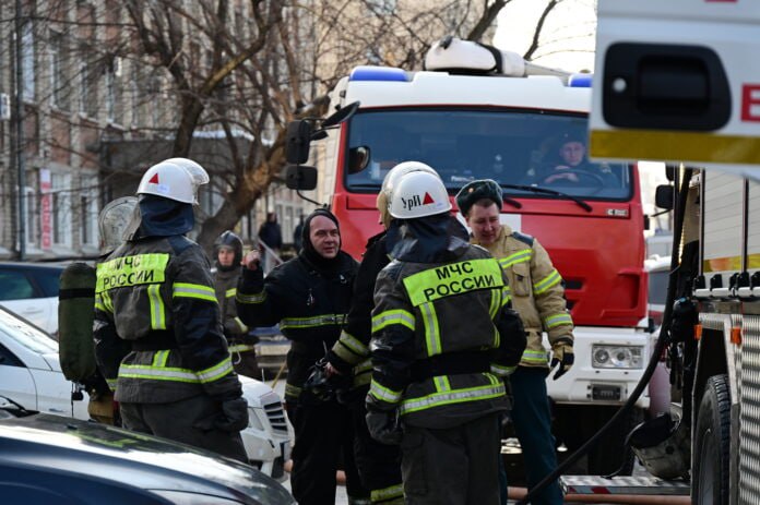 За 12 января сотрудники МЧС России по Свердловской области ликвидировали 15 пожаров и выезжали на помощь в дорожно-транспортном происшествии. В результате оперативных действий они спасли шесть человек  Большая часть возгораний произошла в жилых домах. По предварительным данным, во всех трех квартирах отсутствовали пожарные извещатели. Эти устройства могли бы предупредить о задымлении и спасти жизни. 13% пожаров произошло из-за нарушений в использовании печного отопления, а 25% пожаров связаны с поджогами.   Спасатели напоминают, что соблюдение правил пожарной безопасности и оснащение помещений пожарными извещателями значительно снижает риски возникновения трагедий.    Подробнее читайте на сайте «Областной газеты».    Павел Ворожцов, «Областная газета»   Подписаться на «ОГ» Прислать новость Поддержать канал