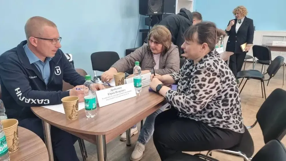 Юрий Дробышев провёл личный приём граждан в Смирных 19 мая руководитель Госжилинспекции Сахалинской области по поручению губернатора Валерия Лимаренко встретился с жителями Смирныховского района Традиционно обсудили вопросы содержания общего имущества МКД и повышения тарифов Жители проявляют большой интерес к личным приемам И это радует Удается решать вопросы оперативно в живом диалоге По всем обращениям дал подробные разъяснения отметил Юрий Дробышев  По окончании приема руководителями областных органов исполнительной власти на вопросы жителей ответил губернатор Валерий Лимаренко Мы в Telegram Канал в MAX