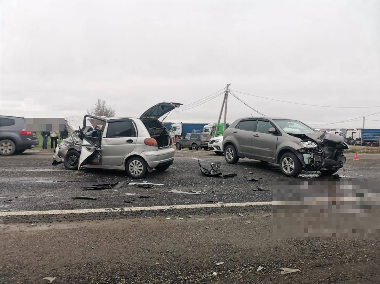 В Шпаковском округе в результате автоаварии пострадал один участник   По предварительным данным, сегодня 26 ноября в 14:10 на 568 км автодороги «Астрахань-Элиста-Ставрополь» водитель автомобиля Дэу Матиз, выезжая со второстепенной дороги, не предоставил преимущество в движении автомобилю Дэу Актион, который двигался по главной дороге.    Виновник автоаварии, 51-летний житель города Ставрополя, с травмой головы доставлен в больницу города Ставрополя.    ‍ Установлено, что водитель за последние 2 года к административной ответственности за нарушение ПДД не привлекался. У него  произведен забор биологической жидкости на установления состояния опьянения.   По данному факту проводится проверка.