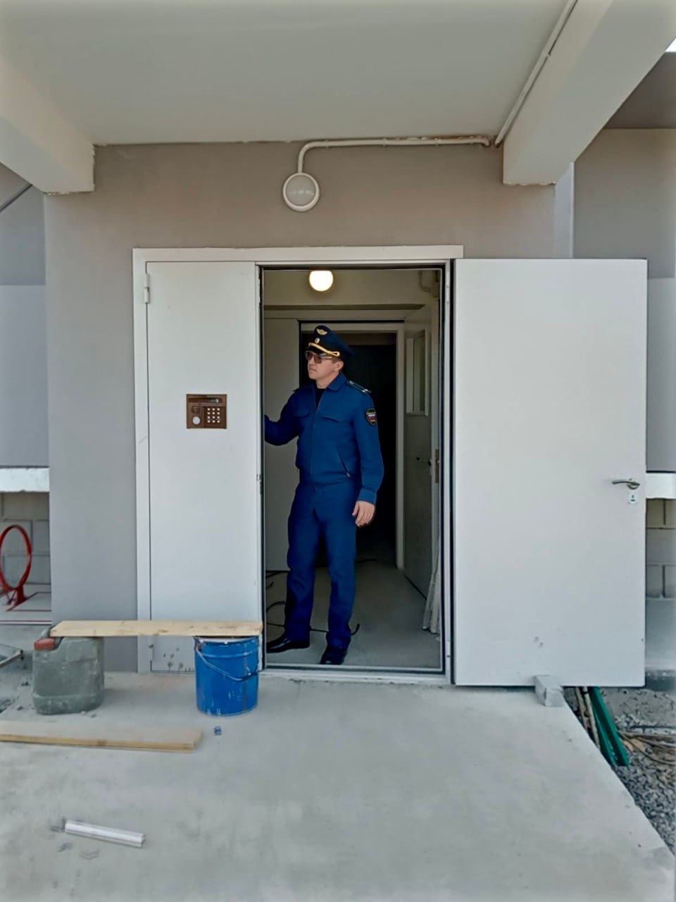Прокуратура Октябрьского района контролирует ход строительства многоквартирного жилого дома, возводимого для детей-сирот и работников соцсферы   Прокуратура Октябрьского района осуществляет надзорное сопровождение исполнения муниципальных контрактов при строительстве многоквартирного жилого дома в с. Октябрьское, ул. 8 Марта, д. 2А с привлечением бюджетных денежных средств.  Установлено, что между администрацией Октябрьского муниципального района и ООО «ЭнергоМеталлургМонтаж» заключены муниципальные контракты на приобретение 6 квартир для обеспечения жильем детей-сирот и детей, оставшихся без попечения родителей  и 18 квартир для обеспечения жильем работников социальной сферы.  Сроки исполнения застройщиком обязательств по муниципальным контрактам, установленные до 31 мая 2025 года нарушены, дополнительным соглашением перенесены до 30 июня 2025 года.   В настоящее время строительные работы продолжаются, необходимо оборудовать спортивную и детскую площадки, закончить асфальтирование прилегающей территории.   Прокурором района главе  Октябрьского муниципального района, а также в ООО «ЭнергоМеталлургМонтаж» внесены представления об устранении нарушений законодательства, рассмотрение которых и принятие мер к окончанию строительных работ поставлены на контроль.
