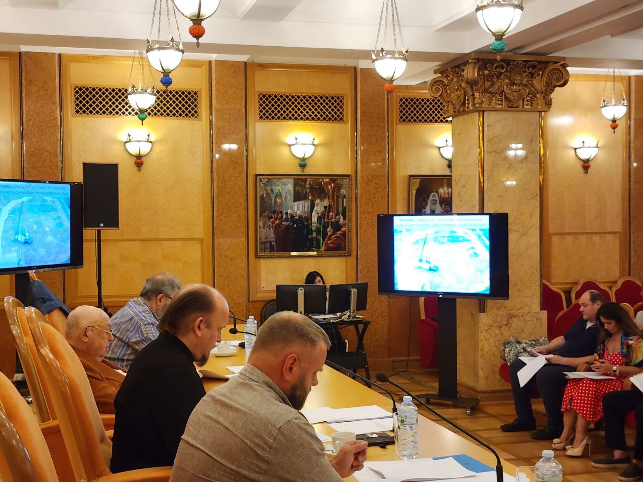 В Храме Христа Спасителя рассмотрели ход строительства храмов на Юго-Западе столицы.  Округ один из передовых - 17 храмовых комплексов введены  в эксплуатацию на его территории за 15 лет действия Программы строительства храмов шаговой доступности.  9 храмов сегодня в активной стройке на разных этапах строительно-монтажных работ.  В этом году сдадим храм священномученика Серафима  Чичагова  на Привокзальной площади в Бутово. Храм уже преобразил район и стал его новой жемчужиной.