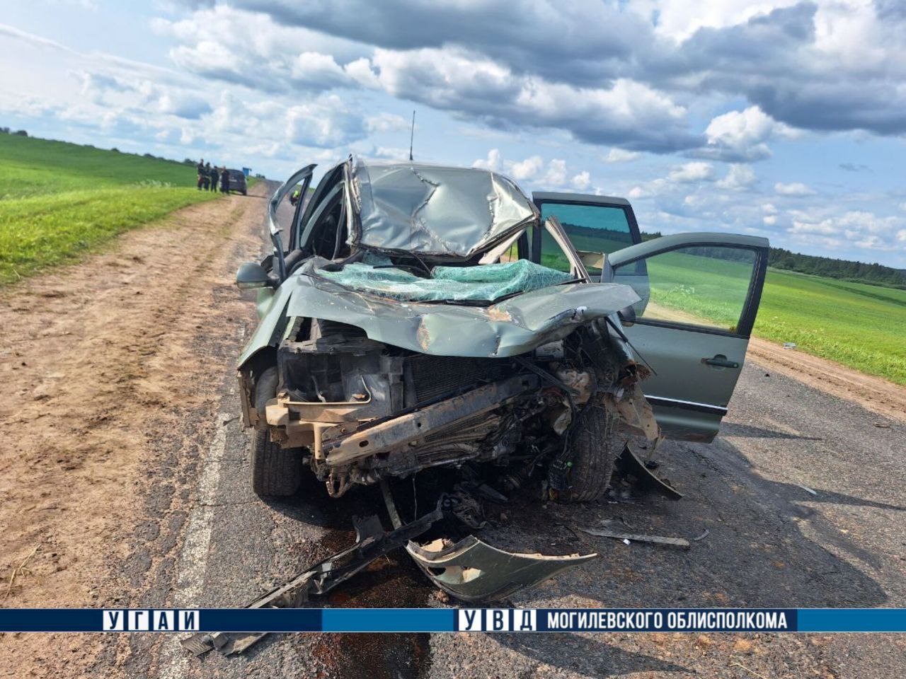 ДТП произошло в Мстиславском районе Водитель автомобиля Volkswagen, двигаясь на 65 километре автодороги Р-15 "Кричев-Орша-Лепель", совершил столкновение с трактором МТЗ 1221В в составе с полуприцепом бочкой , который ехал в попутном направлении. В результате ДТП мужчине, управлявшему легковой машиной, причинены телесные повреждения, с которыми он был госпитализирован в реанимационное отделение, где от полученных травм скончался.