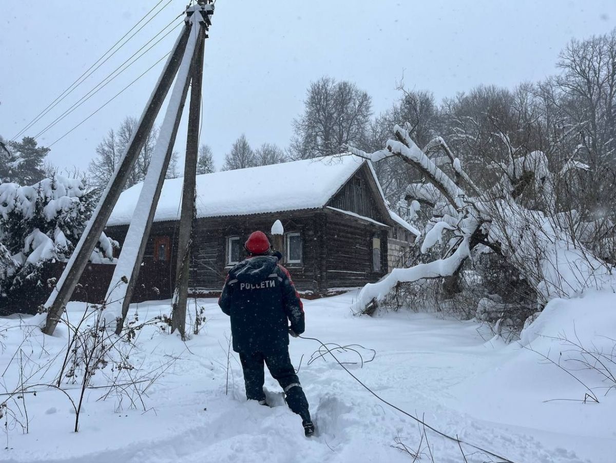 Энергетики Калугаэнерго восстановили электроснабжение потребителей после сильного снегопада   kaluganews ru fn 1783152 html Все повреждения на линиях электропередачи спровоцированные прошедшим по территории Калужской области восточноевропейским циклоном Фрэнсис с аномальным снегопадом и порывами ветра до 17 м с устранены Энергетики в приоритетном порядке отрабатывают индивидуальные заявки потребителей по сети 0 4 кВ которые поступают через электронные сервисы компании   Прислать новость Подписаться