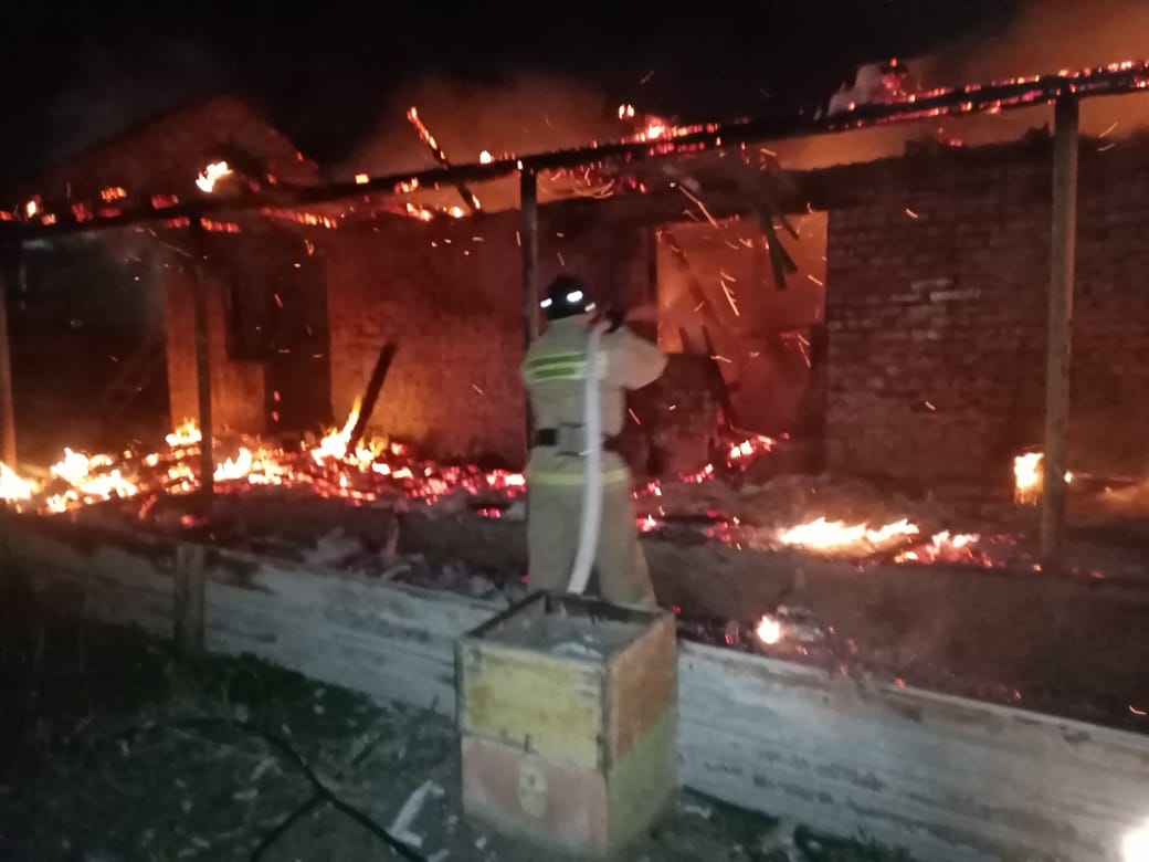 За минувшую неделю в результате пожаров в Ростовской области погибли четыре человека, сообщили в МЧС по региону. Пожарные 112 раз тушили возгорания и от огня спасли 13 человек. Также сотрудники МЧС 15 раз ликвидировали последствия ДТП и спасли шесть человек. На водных объектах происшествий не зарегистрировано. Фото - ДПЧС по Ростовской области Подписаться Прислать новость