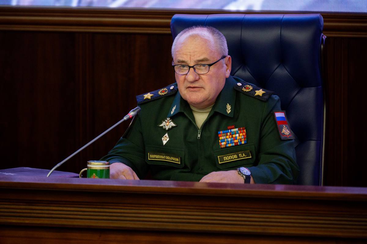 Бывшему заместителю министра обороны Шойгу Павлу Попову помимо мошенничества вменяют превышение полномочий, незаконный оборот оружия и служебный подлог, сообщили в СК. Осведомитель