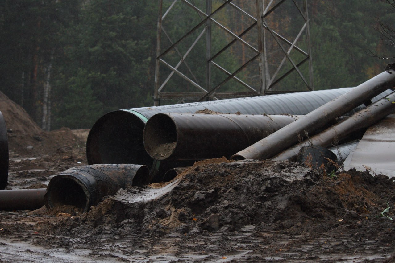 Татарстан вложит более 1 млрд рублей из тарифов в обновление инженерных сетей Своевременная модернизация коммунальной инфраструктуры позволит обеспечить бесперебойное предоставление качественных услуг населению повысить энергоэффективность организаций Об этом сообщил Премьер министр РТ Алексей Песошин сегодня на заседании коллегии Госкомитета РТ по тарифам в Казани Серьезным вопросом остается износ коммунальных сетей В отдельных районах он достигает критического уровня что влечет неэффективное использование ресурсов и оказывает влияние на рост тарифов Своевременная модернизация коммунальной инфраструктуры позволит обеспечить бесперебойное предоставление качественных услуг населению повысить энергоэффективность организаций сказал он Песошин отметил что Республика Татарстан подписала меморандум с Минстроем России в соответствии с которым на модернизацию систем коммунальной инфраструктуры в 2026 году за счет тарифных источников будет направлено более 1 млрд рублей Прошу глав муниципальных районов городских округов совместно с Министерством строительства Министерством промышленности Госкомитетом РТ по тарифам обеспечить своевременное обновление схем теплоснабжения водоснабжения водоотведения и выдачу техзаданий на разработку инвестиционных программ а регулируемым организациям обеспечить полное и качественное их исполнение с проведением мероприятий по оптимизации затрат подчеркнул Алексей Песошин iatatarinform tatarinform