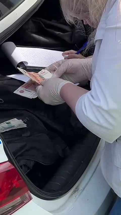 Орловский инспектор ДПС подозревается в получении взятки. Региональное Следственное управление СКР сообщило о возбуждении уголовного дела. Инспектора дорожно-патрульной службы подозревают в получении взятки в размере 37 тысяч рублей ч. 3 ст. 290 УК РФ . По данным следствия, сотрудник получил деньги от местного жителя за то, чтобы не привлекать его к административной ответственности. В настоящее время проводятся следственные действия. По ходатайству следователя суд избрал подозреваемому меру пресечения в виде домашнего ареста. Уголовное дело возбуждено на основании оперативных материалов регионального УМВД. Фото: СУ СК России по Орловской области