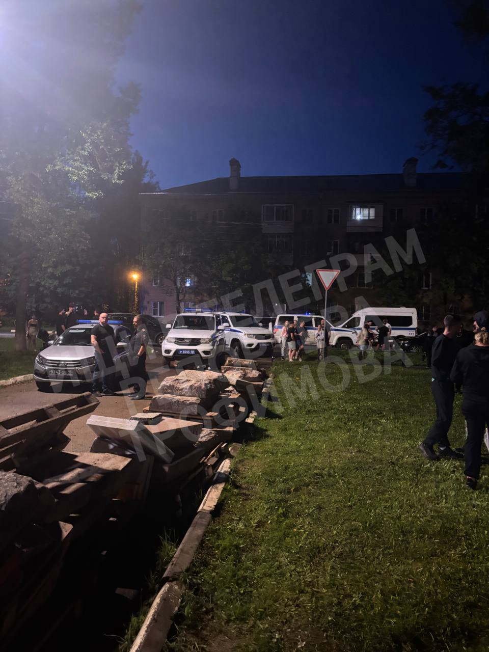 Больше ста жителей Краснозаводска собрались сейчас на сход недовольных мигрантами у ДК в Краснозаводске. Сход вызван вчерашним инцидентом с местным жителем. Якобы рабочие, которые ремонтируют ДК пристали к местному парню, избили его, а до этого были другие эпизоды. Сейчас жители стоят рядом с полицией, которые охраняют ДК. Люди думают, что там есть мигранты. Они требуют их арестовать и в отделе указать, кто приставал и бил местного жителя. При этом мигранты, как мне пишут, уже убежали из ДК через какую-то дырку. Еду на место, как журналист. Продолжение