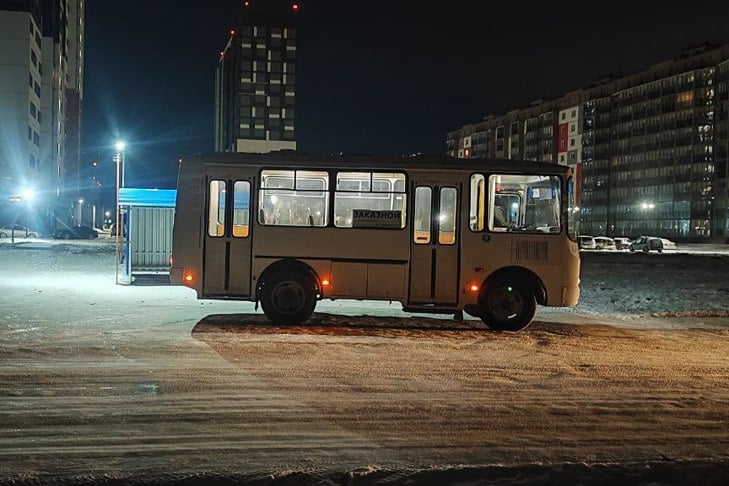 Автобус переехал поскользнувшегося ребенка в Новосибирске  Школьник с различными травмами доставлен в больницу.  Утром во вторник 17 декабря в Ленинском районе Новосибирска произошло ДТП по причине невнимательности. Подробнее...  #ПРОИСШЕСТВИЯ