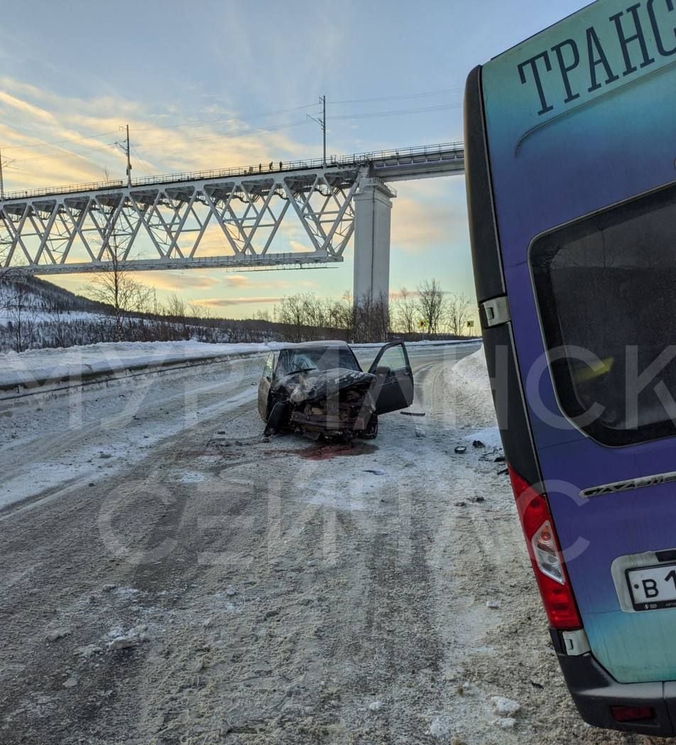 Автобус № 119, следующий из Туломы в Мурмаши, угодил в аварию с легковым автомобилем  Машина повреждена. В происшествии разбираются и выясняют все подробности происшествия сотрудники Госавтоинспекции.