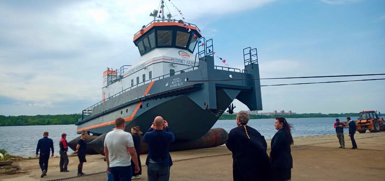 Буксир «Моторист Казанцев» спущен на воду в Череповце 29 мая 2025 года на Череповецком судостроительном заводе состоялся спуск на воду буксира «Моторист Казанцев» проекта ТСК-395М, разработанного нижегородской группой компаний «Р-Флот». Одновременно прошла приёмка баржи проекта RBD4608, также созданной по проекту «Р-Флот». Это третий буксир проекта ТСК-395М и тринадцатая баржа проекта RBD4608. Оба судна построены по заказу Государственной транспортной лизинговой компании в рамках инвестиционного проекта по обновлению гражданского водного флота с использованием средств Фонда национального благосостояния. Всего заказано пять буксиров проекта ТСК-395М и двадцать барж проекта RBD4608 грузоподъёмностью 600 тонн. «Баржи и буксиры будут эксплуатироваться на реках по маршруту от Череповца до Астрахани и обратно, что позволит ускорить доставку грузов и удешевить логистику», — пояснили в группе компаний «Р-Флот». #НордикНовости #БуксирныеНовости