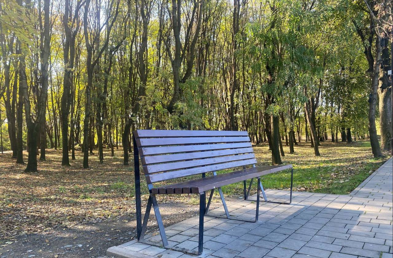 Старая водная по улице Пожарского во Владикавказе заметно преобразилась: специалисты уложили по пешеходным дорожкам новую брусчатку, установили бордюры, освещение, скамейки и урны. Для большей безопасности вокруг водоема возвели новые оградительные опоры. Но это лишь часть обновлений, здесь предстоит ещё немало работы. В этом году зона отдыха, как и десятки других локаций, снова участвует во Всероссийском онлайн-голосовании по благоустройству общественных территорий. Благодаря программе «Формирование комфортной городской среды» нацпроекта «Инфраструктура для жизни» каждый из нас может выбрать, как будет меняться пространство вокруг нас. Хвалю активность жителей нашей республики, на сегодня проголосовало уже почти 50 тысяч человек. Друзья, призываю всех последовать их примеру: для этого достаточно пройти по ссылке и сделать свой выбор. Вместе мы можем сделать нашу замечательную республику ещё красивее и комфортнее!