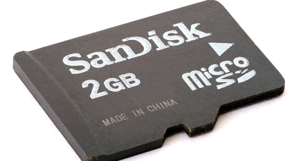 В ЯПОНИИ РАСТУТ ЦЕНЫ НА НАКОПИТЕЛИ ДЕФИЦИТ ЕМКИХ MICROSD ВЫЗВАН АЖИОТАЖНЫМ СПРОСОМ В связи с общими проблемами на рынке памяти в Японии наблюдается дефицит карт памяти microSD большой емкости 512 ГБ и более Причиной стал резкий рост спроса вызванный повышением цен и ограниченной доступностью SSD накопителей Ранее японские пользователи предпочитали хранить данные на SSD однако их существенное подорожание сделало microSD более привлекательной альтернативой Ажиотаж вокруг microSD спровоцировал аналогичную ситуацию на рынке жестких дисков большого объема где также наметился дефицит и рост цен ФОТО ichip ru аврорамедиа гаджеты Информационная экосистема АВРОРА  МЕДИА МЕДИА НОВОСТИ РЕГИОН ЛАЙФ СПОРТ ГЕРЛЗ ХАЙТЕК ПЕРСОНЫ ИНСАЙД КРИМИНАЛ МОЛОДОСТЬ LIVE Медиа ресурсы АВРОРА  МЕДИА VK ВИДЕО RUTUBE YOUTUBE ДЗЕН VK TELEGRAM