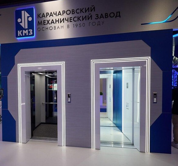 Москвич – это еще и лифт Карачаровский механический завод и бренд Москвич создали кабину лифта нового дизайна и показали ее на Международной выставке лифтов и подъемного оборудования Russian Elevator Week 2025. Кабина отделана серыми и черными глянцевыми панелями. Есть 24-дюймовый экран, сенсорная панель со световой гравировкой «Москвич» и потолочная светодиодная подсветка. Такие лифты можно устанавливать в зданиях высотой до 64 этажей. Грузоподъемность – до 630 килограмм. Скорость движения – 4 метра в секунду. Жаль, дрифтануть на них нельзя.
