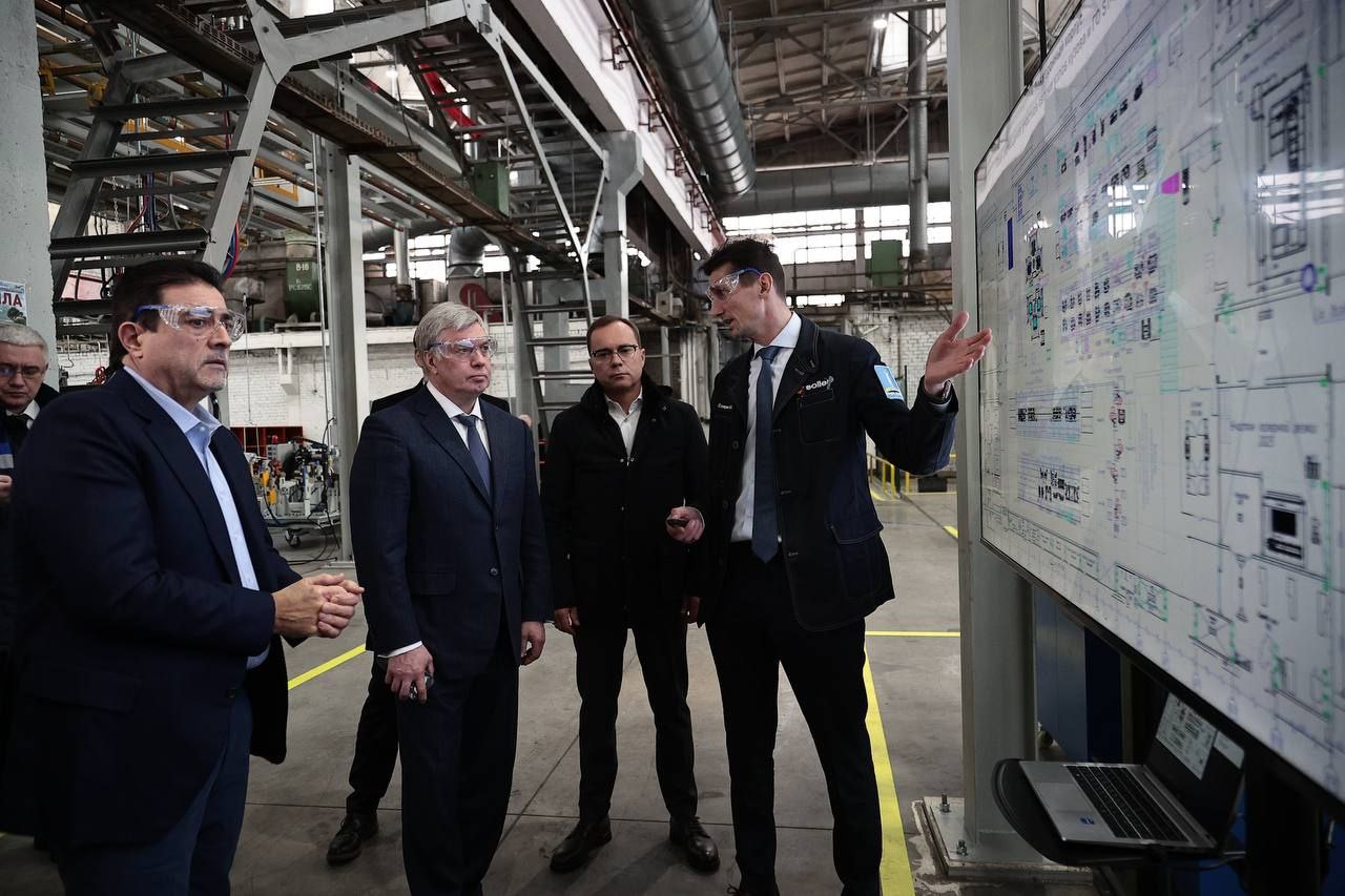 Сегодня представили нового гендиректора УАЗ это Ильнур Сахабиев заявил губернатор Ульяновской области Алексей Русских Губернатор также сообщил что Соллерс собирается вложить в развитие УАЗ более 12 млрд рублей в ближайшие два года Он заверил что власти окажут необходимое содействие по реализации инвестпрограммы По словам Русских УАЗ вносит значительный вклад в экономику Ульяновской области На заводе трудятся около 5000 местных жителей За 2026 2027 годы на УАЗ планируется запустить производство компонентов систем безопасности прессовую линию по штамповке кузовов производство нового внедорожника Sollers S9 окрасочный комплекс а также участки сварки деталей для линейки пикапов и внедорожников Sollers Гендиректор и совладелец Соллерса Николай Соболев заявил в декабре что общий объем инвестиций группы составит более 35 млрд рублей в 2022 2028 годах Из них около 19 млрд рублей уже вложено Подписаться на PRO transport