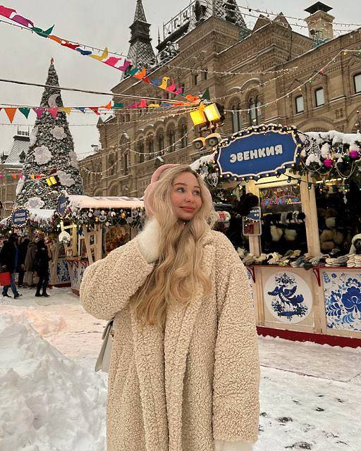 Приближающийся Новый год и веселые ярмарки  Любимая новогодняя ГУМ-ярмарка откроется уже 6 декабря и будет работать всю зиму. Ярмарка вместе с катком создают настоящую новогоднюю сказку. Карусели, волшебные домики-ларцы с сувенирами, центральная елка — все это появится на Красной площади!  Конечно, будут угощения со всех уголков света: пряный горячий глинтвейн, русские блины, жареные колбаски по-баварски, венские вафли, тульские пряники, чай с имбирем и не только.    Мой город — Москва